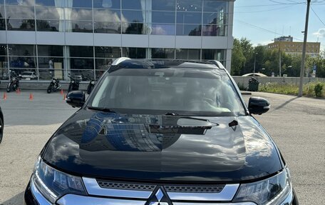 Mitsubishi Outlander III рестайлинг 3, 2018 год, 2 950 000 рублей, 3 фотография