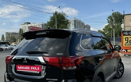 Mitsubishi Outlander III рестайлинг 3, 2018 год, 2 950 000 рублей, 6 фотография