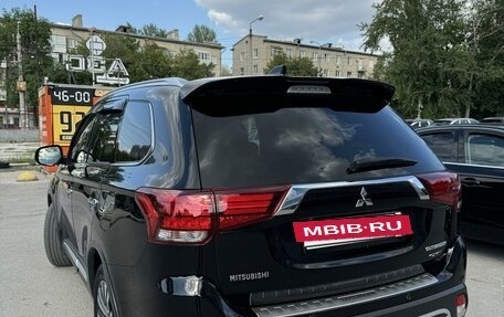 Mitsubishi Outlander III рестайлинг 3, 2018 год, 2 950 000 рублей, 9 фотография