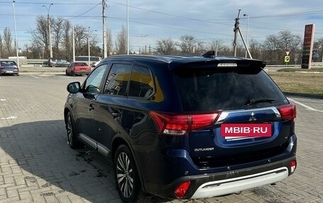 Mitsubishi Outlander III рестайлинг 3, 2019 год, 2 400 000 рублей, 3 фотография