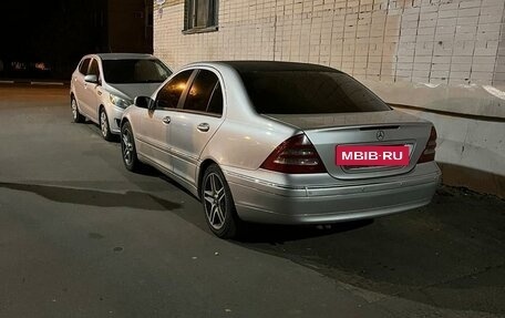 Mercedes-Benz C-Класс, 2004 год, 385 000 рублей, 3 фотография