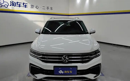 Volkswagen Tiguan II, 2023 год, 3 720 000 рублей, 2 фотография