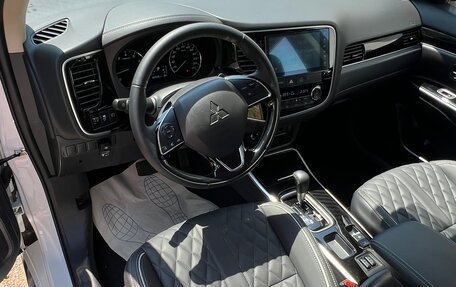 Mitsubishi Outlander III рестайлинг 3, 2022 год, 3 080 000 рублей, 6 фотография