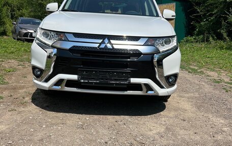 Mitsubishi Outlander III рестайлинг 3, 2022 год, 3 080 000 рублей, 2 фотография