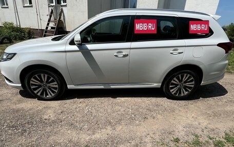 Mitsubishi Outlander III рестайлинг 3, 2022 год, 3 080 000 рублей, 5 фотография