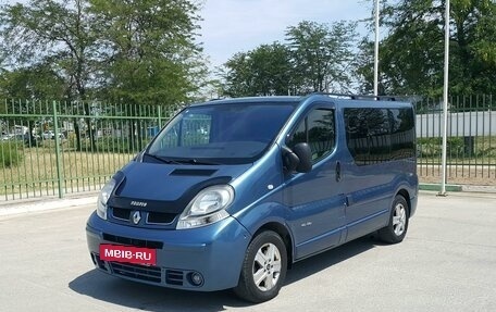 Renault Trafic, 2004 год, 1 850 000 рублей, 2 фотография