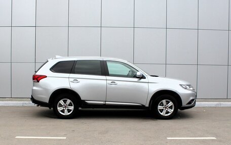 Mitsubishi Outlander III рестайлинг 3, 2021 год, 2 600 000 рублей, 5 фотография