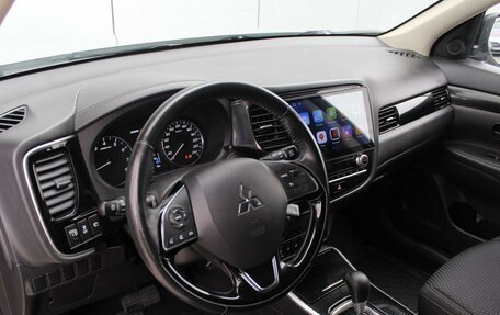 Mitsubishi Outlander III рестайлинг 3, 2021 год, 2 600 000 рублей, 9 фотография