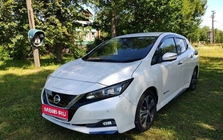 Nissan Leaf II, 2018 год, 2 100 000 рублей, 2 фотография