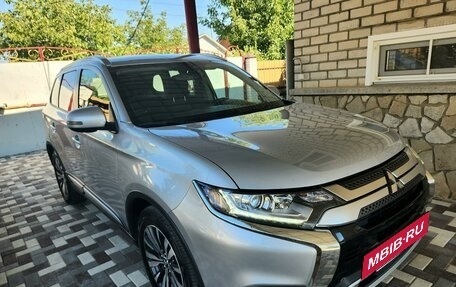 Mitsubishi Outlander III рестайлинг 3, 2019 год, 2 250 000 рублей, 4 фотография