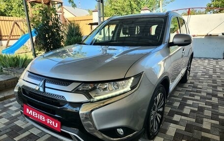 Mitsubishi Outlander III рестайлинг 3, 2019 год, 2 250 000 рублей, 2 фотография