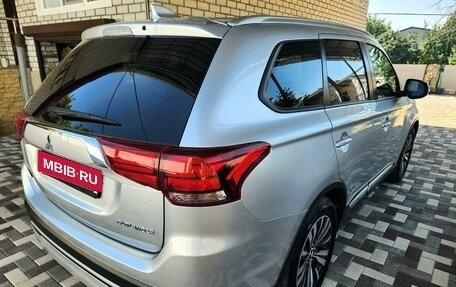 Mitsubishi Outlander III рестайлинг 3, 2019 год, 2 250 000 рублей, 6 фотография