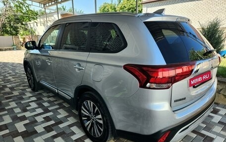 Mitsubishi Outlander III рестайлинг 3, 2019 год, 2 250 000 рублей, 5 фотография