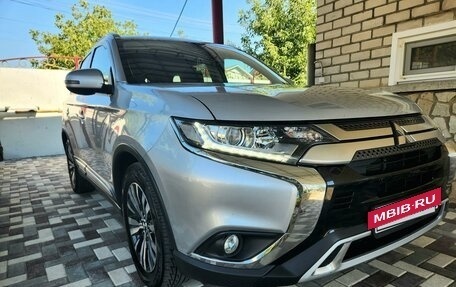 Mitsubishi Outlander III рестайлинг 3, 2019 год, 2 250 000 рублей, 11 фотография