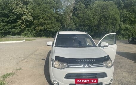 Mitsubishi Outlander III рестайлинг 3, 2013 год, 1 295 000 рублей, 2 фотография