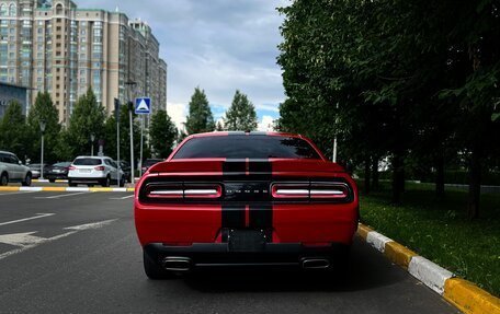 Dodge Challenger III рестайлинг 2, 2019 год, 3 870 000 рублей, 5 фотография