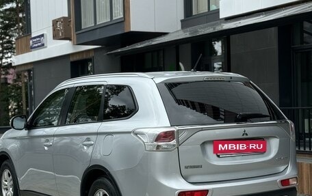 Mitsubishi Outlander III рестайлинг 3, 2014 год, 1 599 999 рублей, 2 фотография