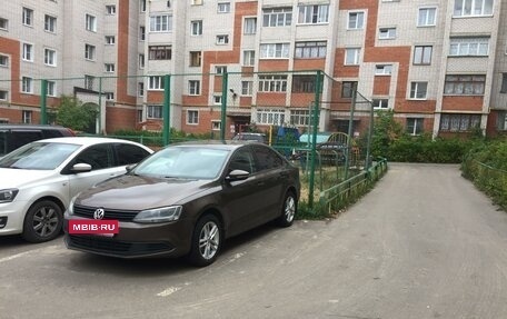 Volkswagen Jetta VI, 2013 год, 1 000 000 рублей, 2 фотография