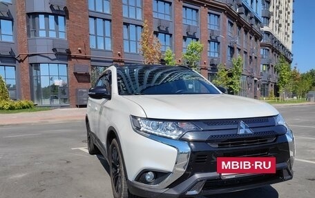 Mitsubishi Outlander III рестайлинг 3, 2021 год, 3 149 000 рублей, 2 фотография