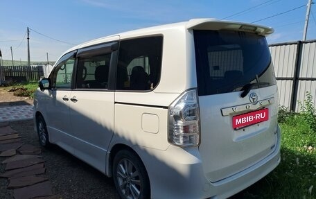 Toyota Voxy II, 2011 год, 1 720 000 рублей, 2 фотография