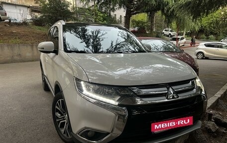 Mitsubishi Outlander III рестайлинг 3, 2015 год, 1 750 000 рублей, 2 фотография