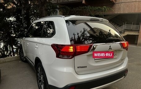 Mitsubishi Outlander III рестайлинг 3, 2015 год, 1 750 000 рублей, 5 фотография