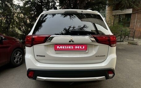 Mitsubishi Outlander III рестайлинг 3, 2015 год, 1 750 000 рублей, 6 фотография