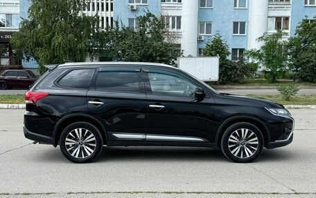 Mitsubishi Outlander III рестайлинг 3, 2019 год, 2 720 000 рублей, 4 фотография