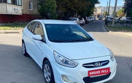 Hyundai Solaris II рестайлинг, 2013 год, 800 000 рублей, 2 фотография