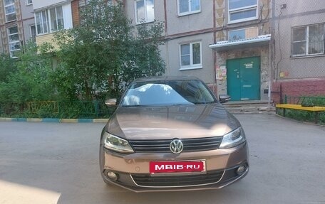 Volkswagen Jetta VI, 2011 год, 1 120 000 рублей, 2 фотография