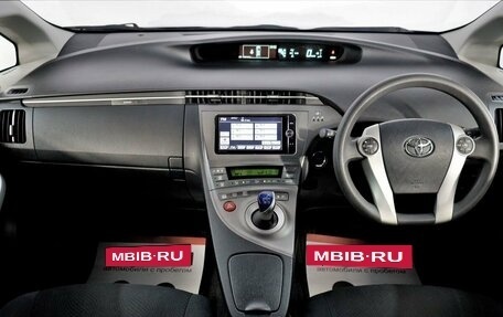 Toyota Prius, 2013 год, 1 570 000 рублей, 6 фотография