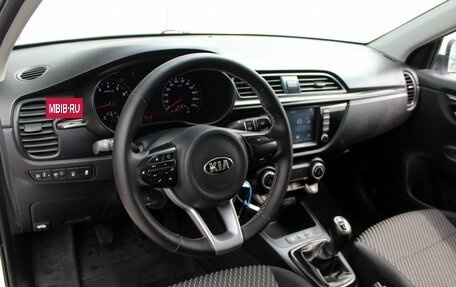 KIA Rio IV, 2018 год, 1 370 000 рублей, 8 фотография