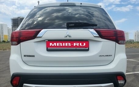 Mitsubishi Outlander III рестайлинг 3, 2015 год, 1 990 000 рублей, 7 фотография