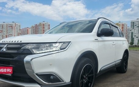 Mitsubishi Outlander III рестайлинг 3, 2015 год, 1 990 000 рублей, 3 фотография