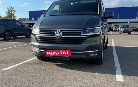 Volkswagen Multivan T6 рестайлинг, 2020 год, 6 500 000 рублей, 2 фотография