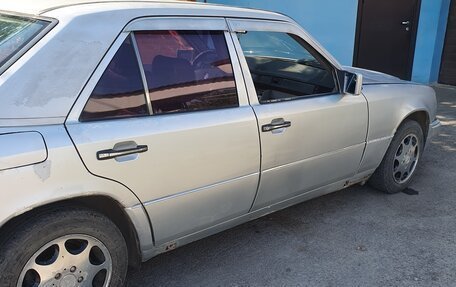 Mercedes-Benz W124, 1990 год, 115 000 рублей, 2 фотография