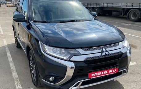 Mitsubishi Outlander III рестайлинг 3, 2020 год, 2 500 000 рублей, 3 фотография