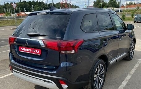 Mitsubishi Outlander III рестайлинг 3, 2020 год, 2 500 000 рублей, 6 фотография