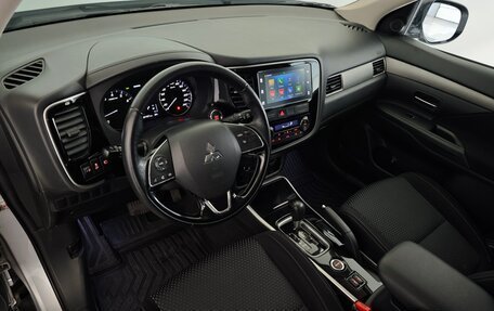 Mitsubishi Outlander III рестайлинг 3, 2018 год, 2 299 000 рублей, 15 фотография