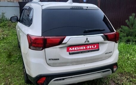 Mitsubishi Outlander III рестайлинг 3, 2019 год, 2 400 000 рублей, 2 фотография