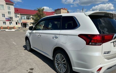 Mitsubishi Outlander III рестайлинг 3, 2018 год, 3 200 000 рублей, 6 фотография