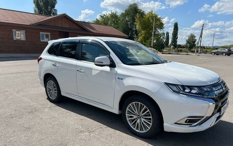 Mitsubishi Outlander III рестайлинг 3, 2018 год, 3 200 000 рублей, 2 фотография