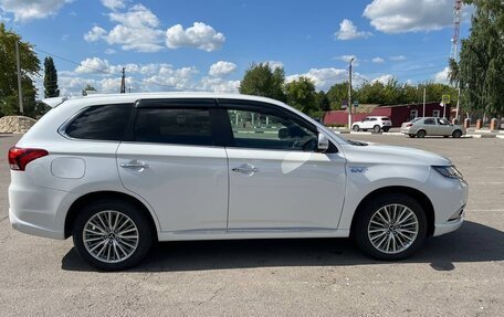 Mitsubishi Outlander III рестайлинг 3, 2018 год, 3 200 000 рублей, 5 фотография