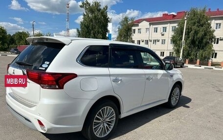 Mitsubishi Outlander III рестайлинг 3, 2018 год, 3 200 000 рублей, 7 фотография