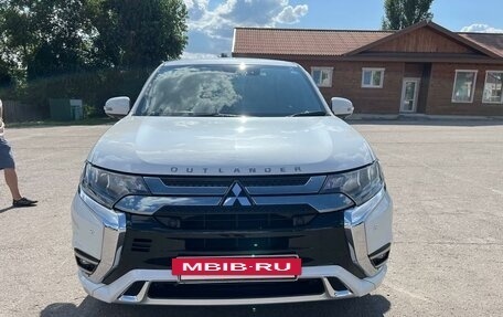 Mitsubishi Outlander III рестайлинг 3, 2018 год, 3 200 000 рублей, 3 фотография