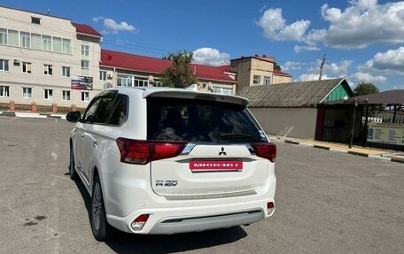 Mitsubishi Outlander III рестайлинг 3, 2018 год, 3 200 000 рублей, 8 фотография