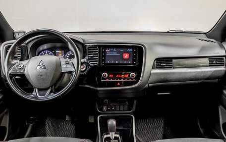 Mitsubishi Outlander III рестайлинг 3, 2021 год, 3 135 000 рублей, 14 фотография