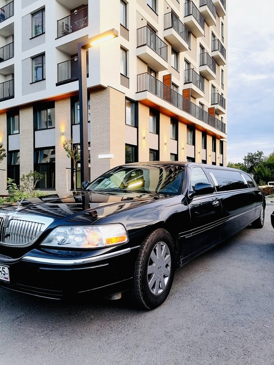 Lincoln Town Car III рестайлинг, 2004 год, 900 000 рублей, 1 фотография