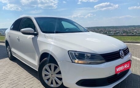 Volkswagen Jetta VI, 2013 год, 950 000 рублей, 2 фотография