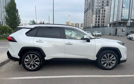 Toyota RAV4, 2019 год, 4 200 000 рублей, 6 фотография